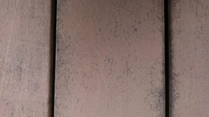 人工木デッキのお手入れ 黒い斑点の正体はカビ 仙台市の庭 エクステリア 外構 グリーンケア